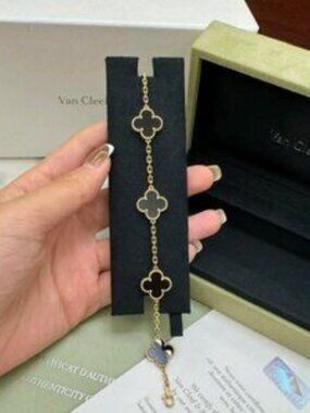 Van Cleef & Arpels 18K gold onyx 5-flower bracelet